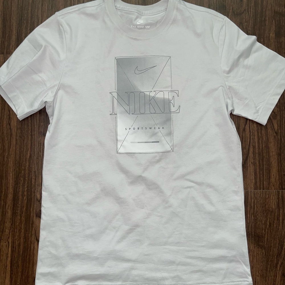 NIKE SPORTSWEAR MENS TEE SIZE MEDIUM